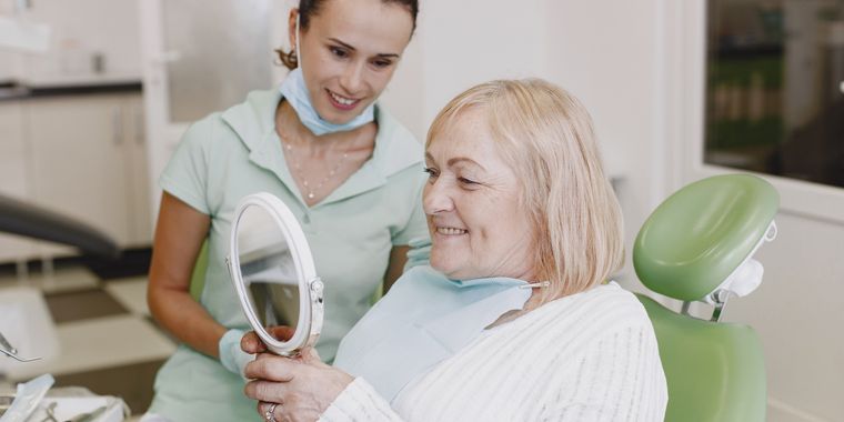 Señora mayor sonriendo en el dentista