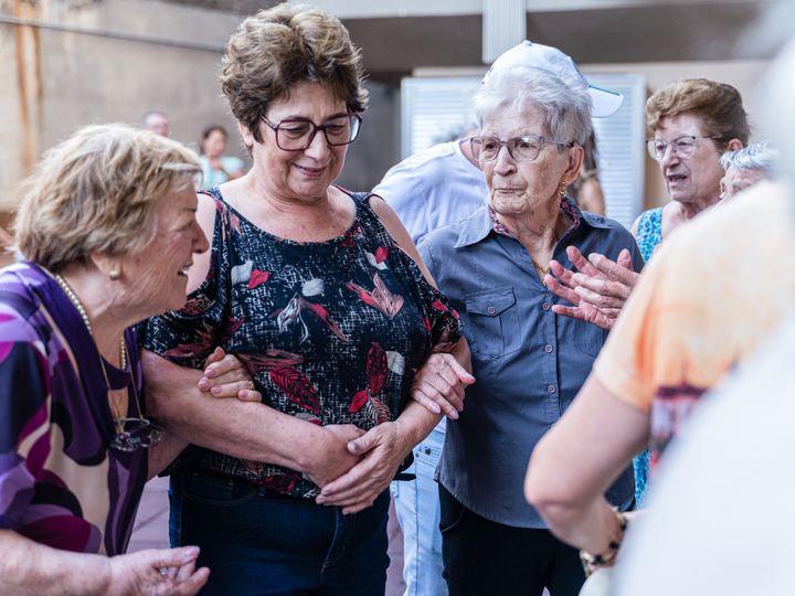 Señoras mayores compartiendo en una reunión