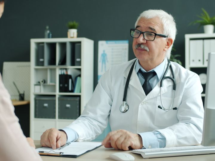 Médico atendiendo en su consultorio