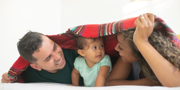 Familia disfrutando junta en casa
