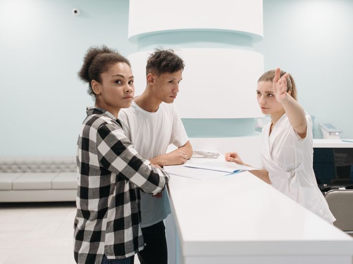 Personas en la recepción de una clínica médica