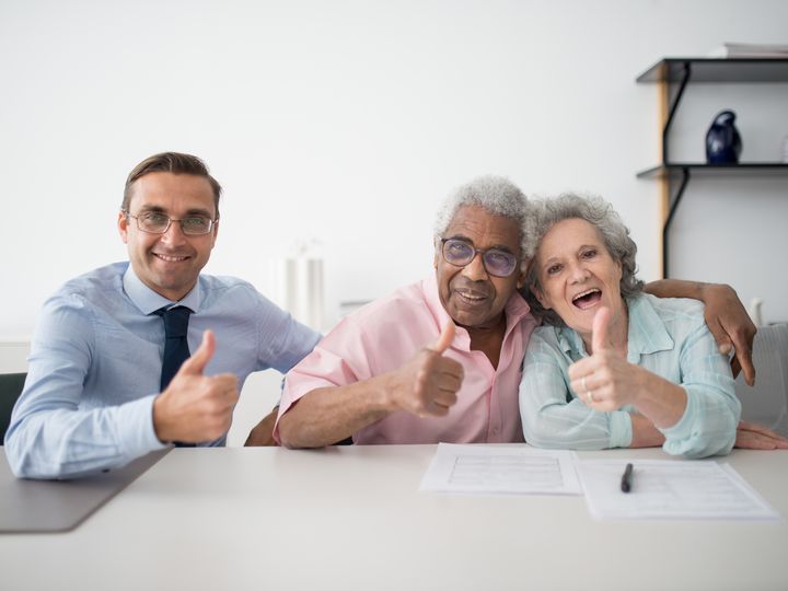 Clientes mayores contentos con su agente
